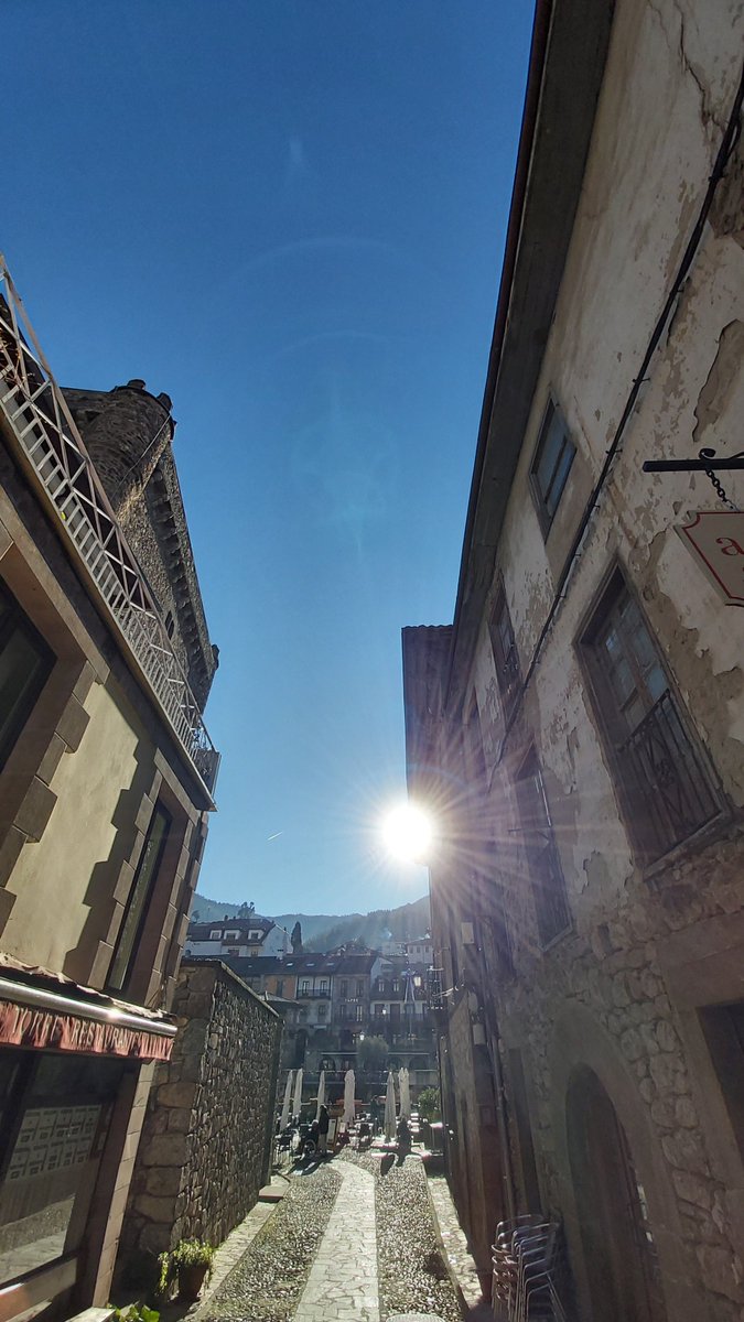Apez140's tweet photo. #Momentos
Espectaculares en #LaVillaDePotes, #Liébana...🧚♂️😎
#PicosDeEuropa #Cantabria #NorthernSpain #Magia y #Belleza #Inmensas #Calles #EdificiosConHistoria
#LandscapePhotography #CantabriaPics #Landscape #Travel #Viajes #FinDeSemana #TourismSpain🇪🇦 https://t.co/EIrnhFwMqf