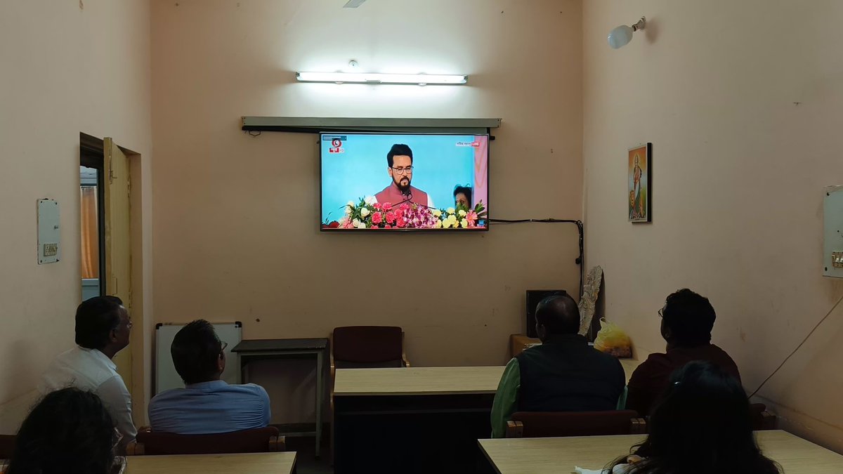 राष्ट्रीय युवा महोत्सव (2024) माननीय प्रधानमंत्री जी के भाषण का लाइव प्रसारण प्रोजेक्टर के माध्यम से राष्ट्रीय सेवा योजना के समस्त स्वयंसेवकों को दिखाया गया। इस दौरान कार्यक्रम समन्वयक प्रो.एल.एस. गजपाल,कार्यक्रम अधिकारी डॉ. कमलेश शुक्ला,अतिथि व्याख्याता एवं स्वंसेवक उपस्थित रहे।