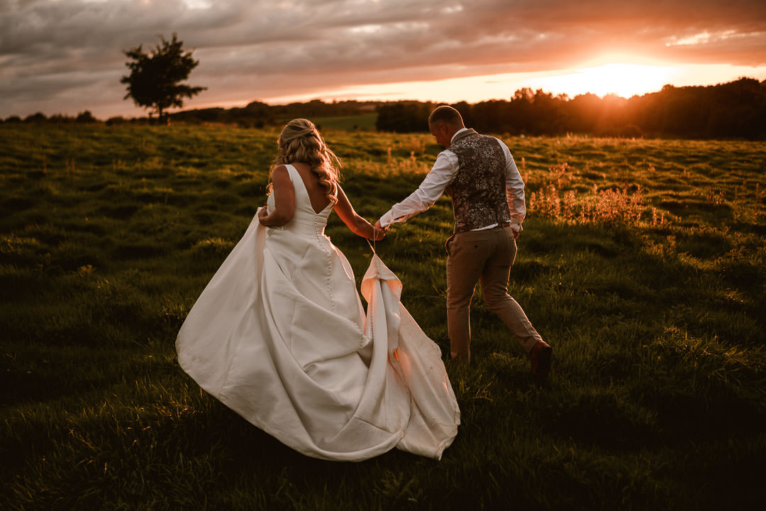 Chasing sunsets at Dodford Manor – an unbeatable experience! 🌅 The vast open skies unfold like a canvas, showcasing nature's daily masterpiece just for you. 🎨 Friendly sheep greeting you as you stroll through the fields at golden hour o'clock!
