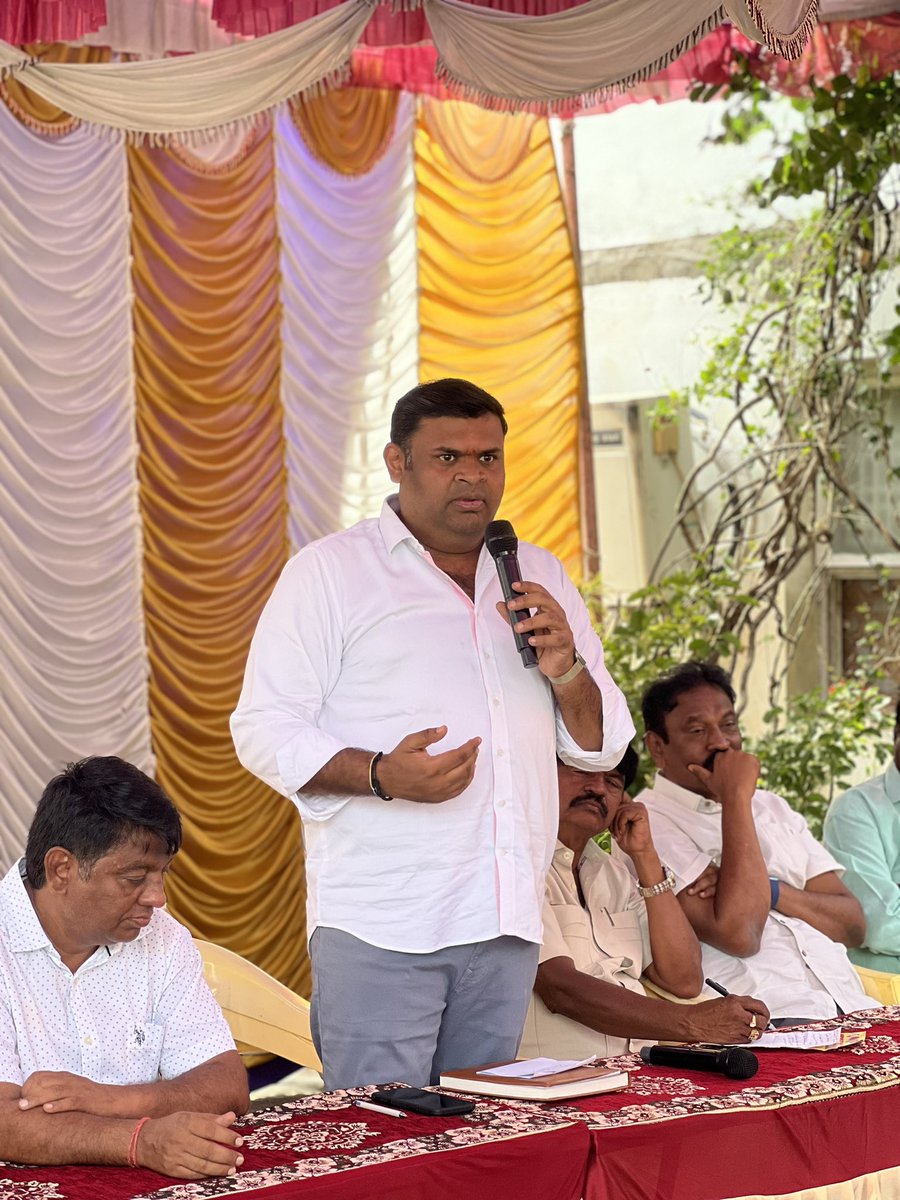 BojjalaSudhir's tweet photo. ప్రజా సమస్యలను ప్రపంచానికి తెలియజేసి, వాటి పరిష్కారానికి కృషి చేస్తున్న మీడియా మిత్రులతో ఈరోజు ఆత్మీయంగా సమావేశం కావడం ఆనందంగా ఉంది.
#srikalahasthi #bojjala #pressreporter #NationalYouthDay2024 https://t.co/uwryZKN4uJ