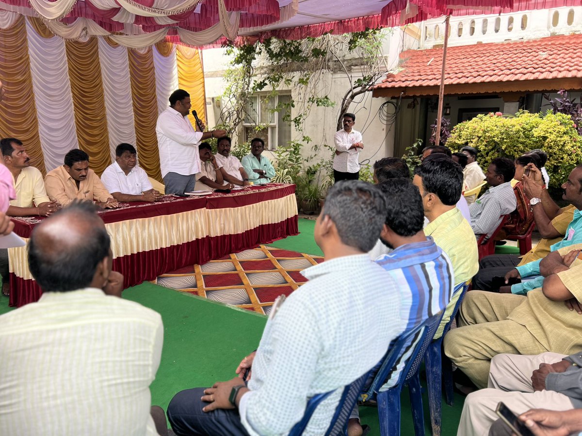 BojjalaSudhir's tweet photo. ప్రజా సమస్యలను ప్రపంచానికి తెలియజేసి, వాటి పరిష్కారానికి కృషి చేస్తున్న మీడియా మిత్రులతో ఈరోజు ఆత్మీయంగా సమావేశం కావడం ఆనందంగా ఉంది.
#srikalahasthi #bojjala #pressreporter #NationalYouthDay2024 https://t.co/uwryZKN4uJ