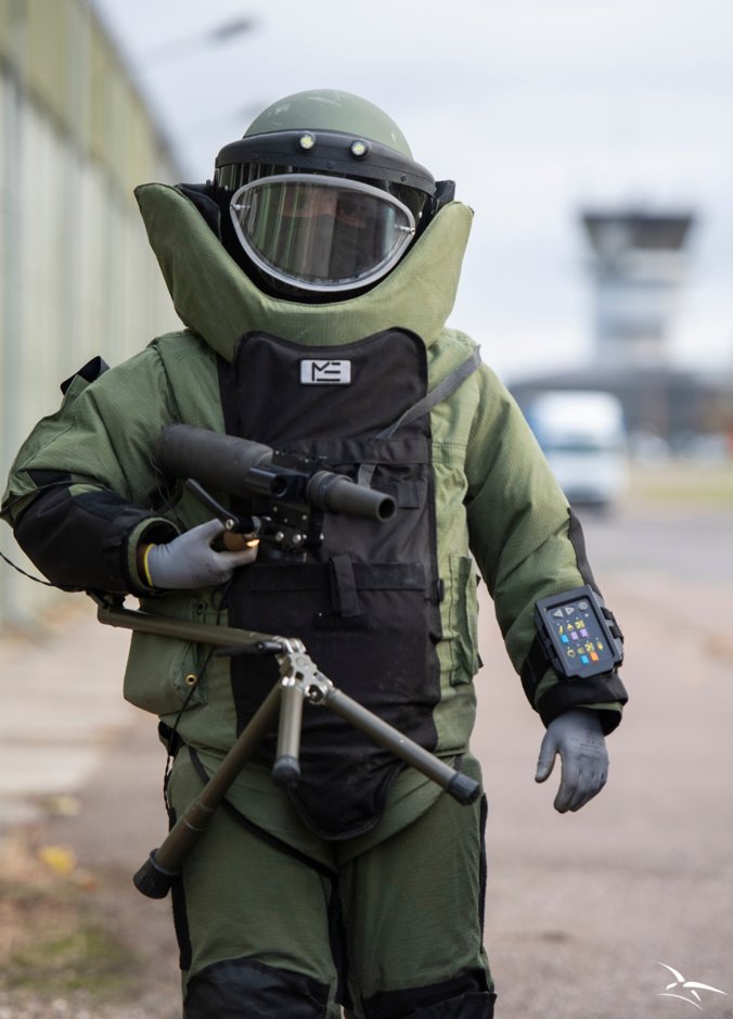 Armee_de_lair's tweet photo. Pionnière en la matière, l’AAE compte 5 GrIN (groupes d’intervention #NEDEX) répartis en France. Collision d’aéronefs, mise au jour de munitions d’antan, découverte d’un colis suspect sur une BA, dépollution d’un champ de tir, les démineurs des GrIN sont sur tous les fronts. https://t.co/z2ARzNvOwZ