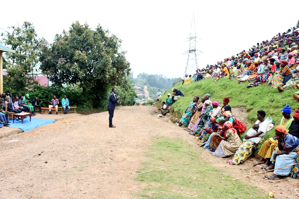 MusanzeDistrict's tweet photo. Iyi Nteko yanitabiriwe n' Inzego z' Umutekano, Umuyobozi w' Ishami ry' Ibikorwaremezo , Umujyanama w' Agateganyo wa Komite Nyobozi n' abakozi b' Akarere banyuranye. Inteko kandi yanitabiriwe n' abaturage b' Akagari ka #Kabushinge( muri #Rwaza) n' ab' aka #Mbwe (muri #Gashaki). https://t.co/kJekyXir3T