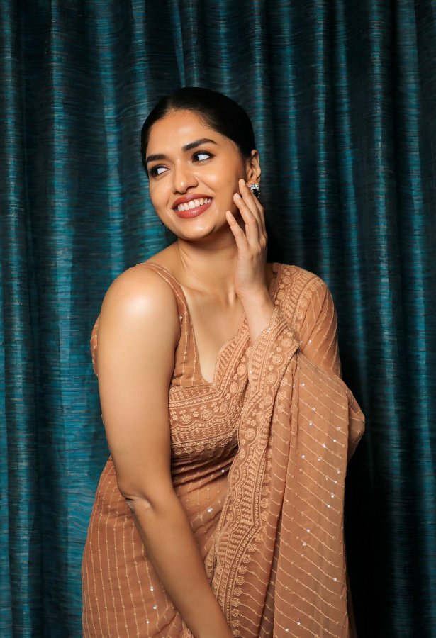 GDoy4yCXYAAG2Ii?format=jpg&name=900x900