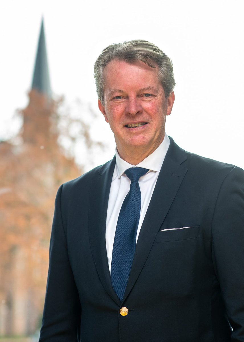 Commissaris van de Koning Andries Heidema stelt Gerrit Jan Kok aan als waarnemend burgemeester van de gemeente Losser.’🎩Lees meer op losser.nl/Nieuws/Nieuwsb…