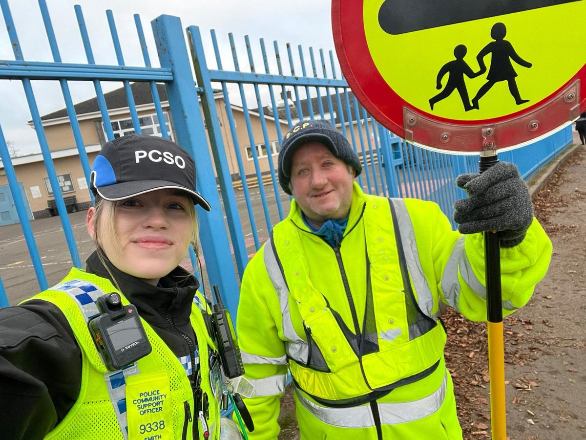 School patrols are part of #patrolplans for the #ForestSouthNHT & as part of these #PCSOSmith has been out and about with #LollipopRob who has been working outside of @TutshillCofE for some time keeping students safe. Well done Rob, keep it up, you do a great job in all weathers.