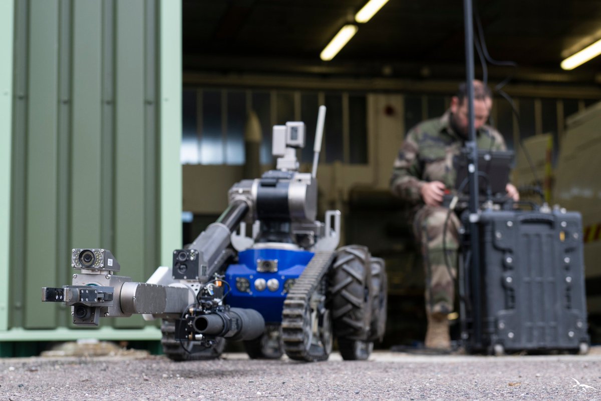 Armee_de_lair's tweet photo. Pionnière en la matière, l’AAE compte 5 GrIN (groupes d’intervention #NEDEX) répartis en France. Collision d’aéronefs, mise au jour de munitions d’antan, découverte d’un colis suspect sur une BA, dépollution d’un champ de tir, les démineurs des GrIN sont sur tous les fronts. https://t.co/z2ARzNvOwZ