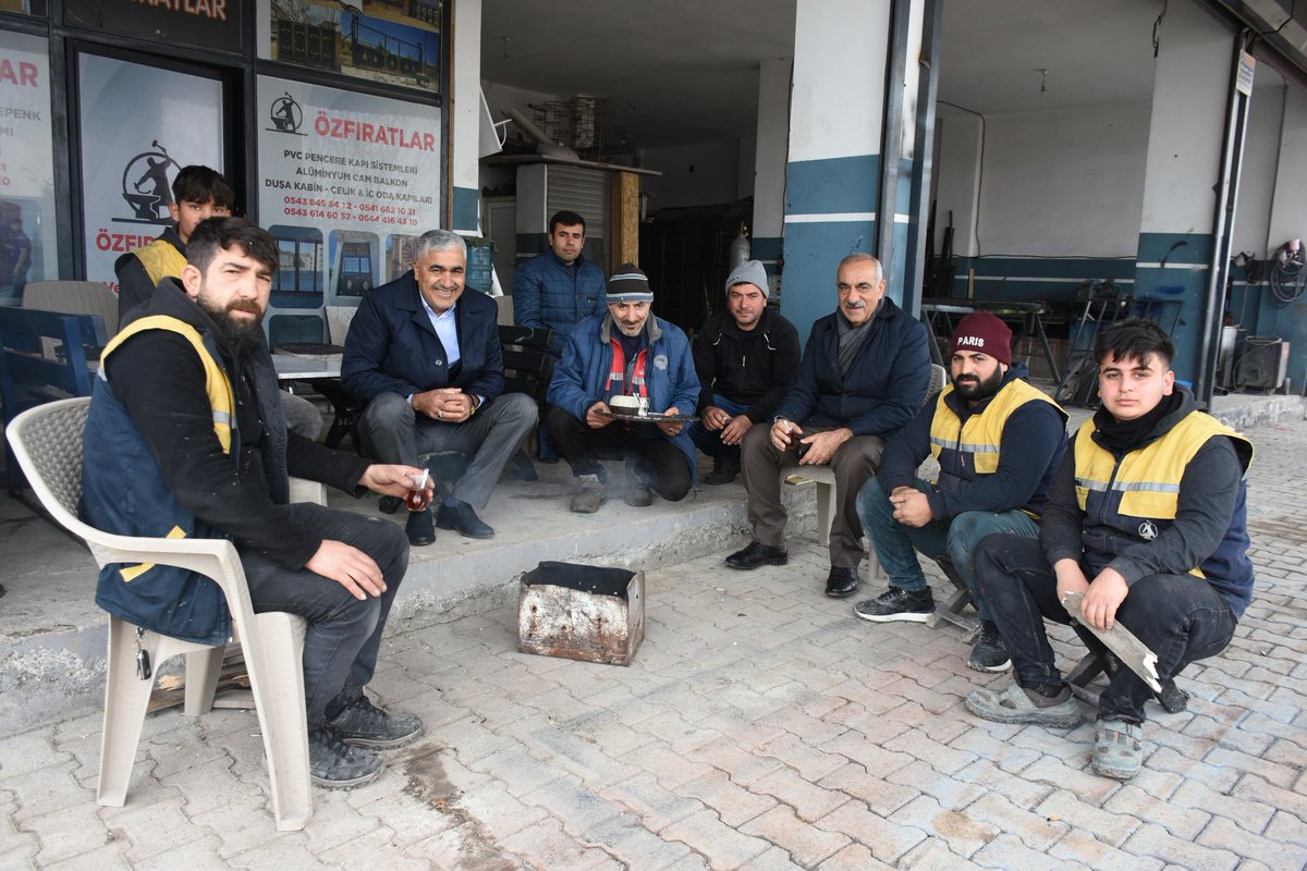 aslanalibayik's tweet photo. Hilvan'ın sıcak yürekli sanatkar esnafları ve kıymetli hemşehrilerimizle; çayın samimi sıcaklığında, sohbetlerin en güzel haliyle bir araya geldik.

Sizlerle birlikte yaşamak ve yaşlanmak dileğiyle.

@erkankandemir
@bybekirbozdag
@adelioglu63 https://t.co/yqXvLZFXIE