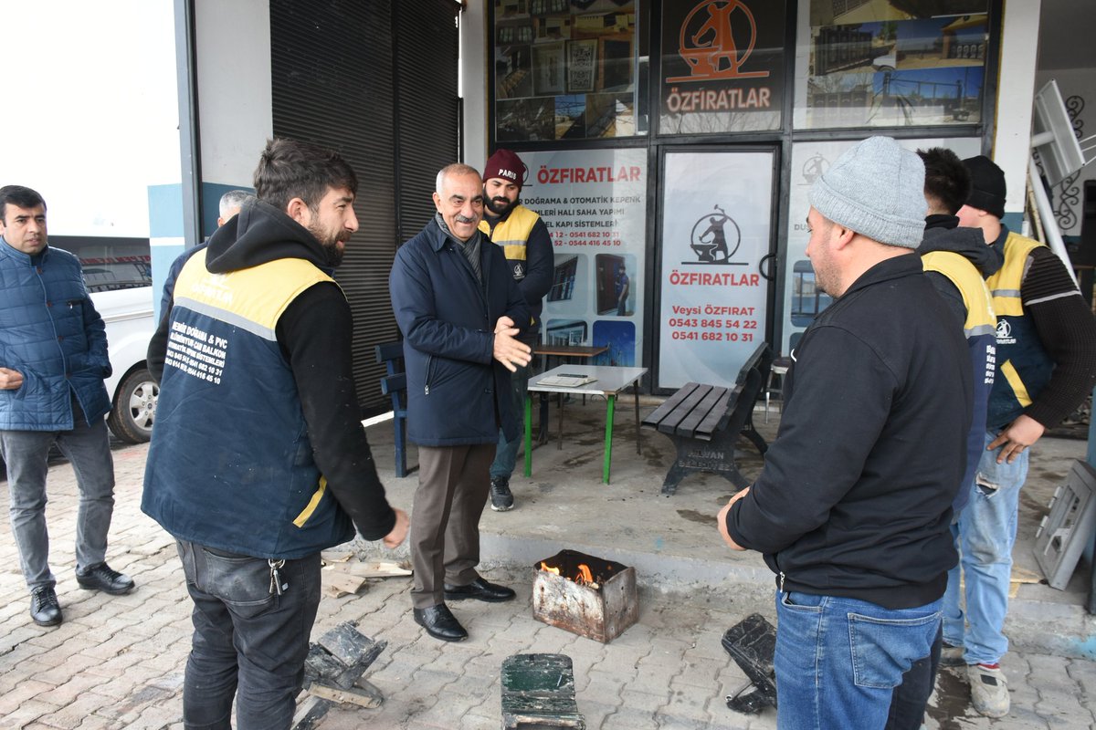 aslanalibayik's tweet photo. Hilvan'ın sıcak yürekli sanatkar esnafları ve kıymetli hemşehrilerimizle; çayın samimi sıcaklığında, sohbetlerin en güzel haliyle bir araya geldik.

Sizlerle birlikte yaşamak ve yaşlanmak dileğiyle.

@erkankandemir
@bybekirbozdag
@adelioglu63 https://t.co/yqXvLZFXIE