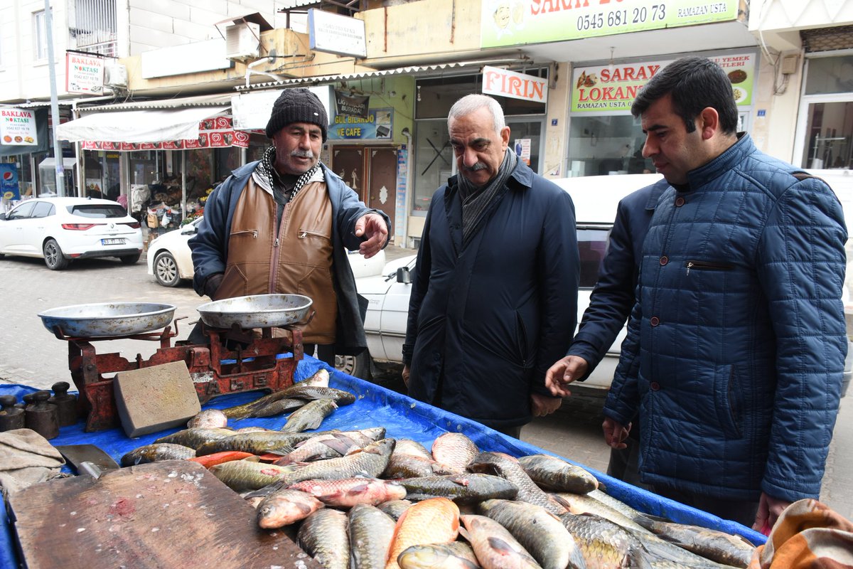 Hilvan'ın sıcak yürekli sanatkar esnafları ve kıymetli hemşehrilerimizle; çayın samimi sıcaklığında, sohbetlerin en güzel haliyle bir araya geldik.

Sizlerle birlikte yaşamak ve yaşlanmak dileğiyle.

<a href="/erkankandemir/">Erkan Kandemir</a>
<a href="/bybekirbozdag/">Bekir  Bozdağ</a>
<a href="/adelioglu63/">Ali ihsan Delioğlu</a>