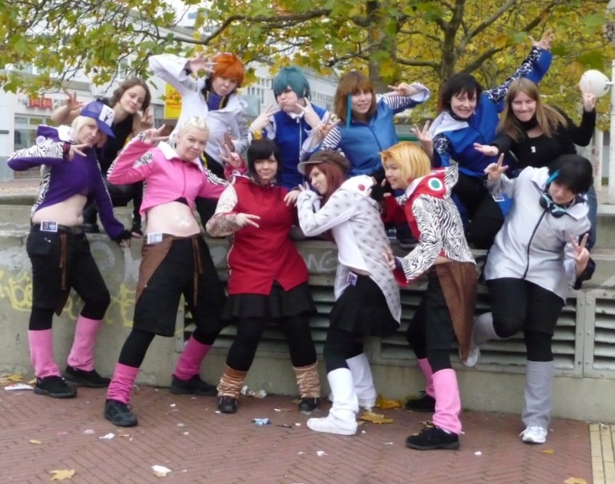 pattifarbenfroh's tweet photo. Ich habe zufällig mein allererstes Bühnenoutfit gefunden 😆
Damals mit Kir Kira Hikaru.
Wir waren alle so mega jung und unerfahren 😆
Das ist einfach mal über 10 Jahre her!
#Showgroup #musical #oldtime #wirsindalt #convention https://t.co/eDxIh90ubf