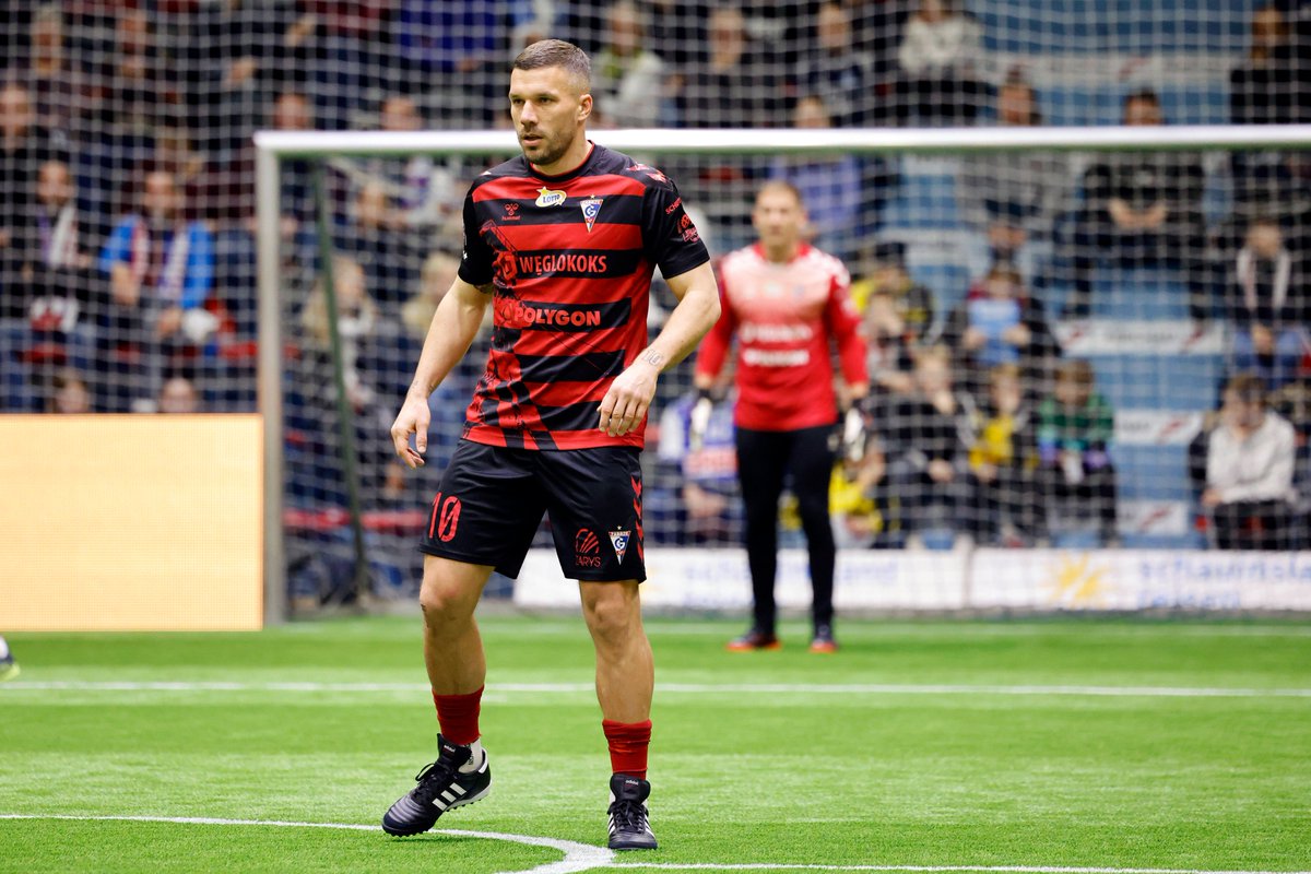 Er ist bereit u. wir sind es auch😀: <a href="/SPORT1/">SPORT1</a> zeigt am So. ab 15 Uhr den schauinsland reisen Cup in #Gummersbach u.a. mit <a href="/Podolski10/">Lukas-Podolski.com</a> live. Freuen uns auch aufs Match „Poldi &amp; Friends“ vs. „Nico #Santos &amp; Friends“. Für uns vor Ort sind @k_kleinfeldt, <a href="/oliforster/">Oliver Forster</a> u. <a href="/HaddiThoene/">Hartwig Thöne</a>.