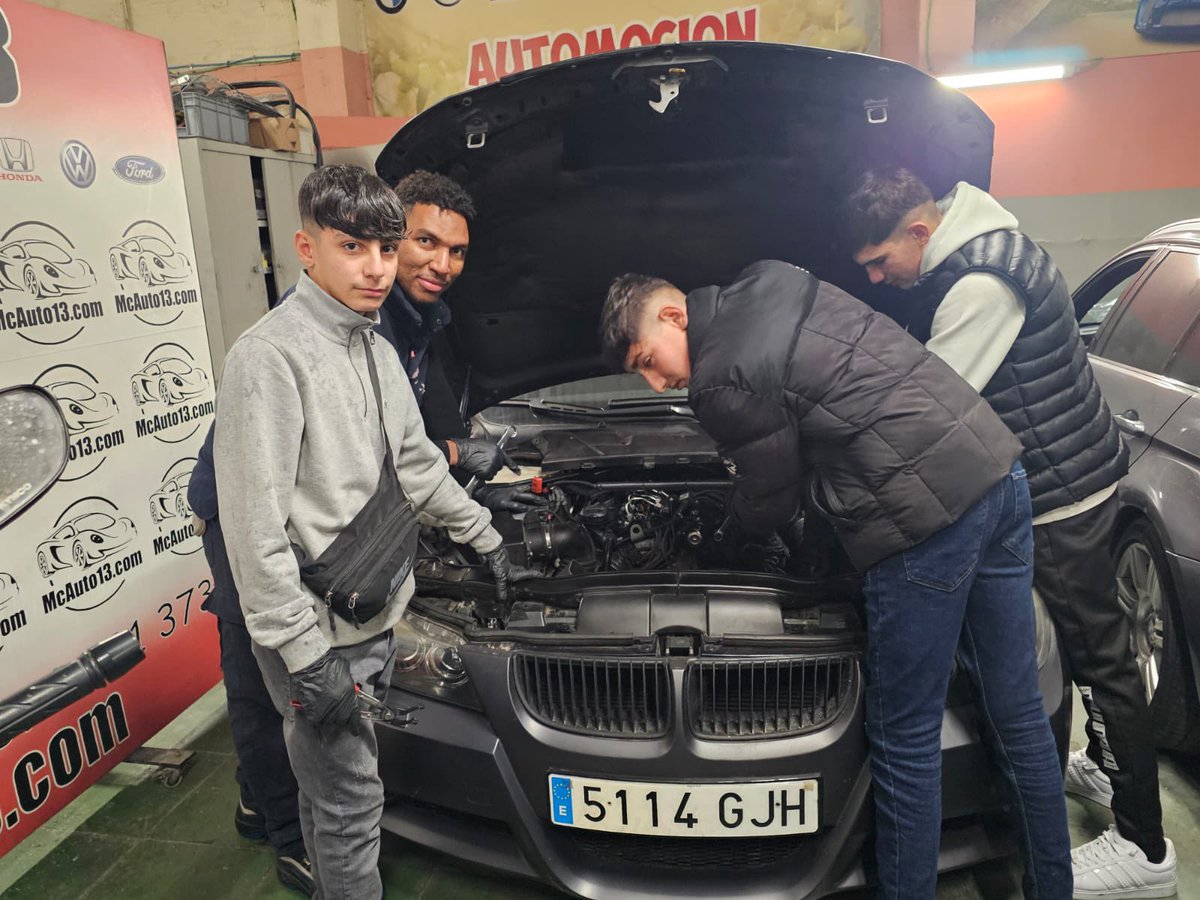 idilmtal's tweet photo. Okulumuzun Otomotiv Alanı öğrencileri ve öğretmenleri Erasmus projesi kapsamında Barselona’daki eğitimlerine devam etmektedirler.👏 @idilKymkmlk @sirnakmem73 @idil_ilcemem @izzetaydin01 @byigit78 @SagmanR https://t.co/7nUd2iVGJZ