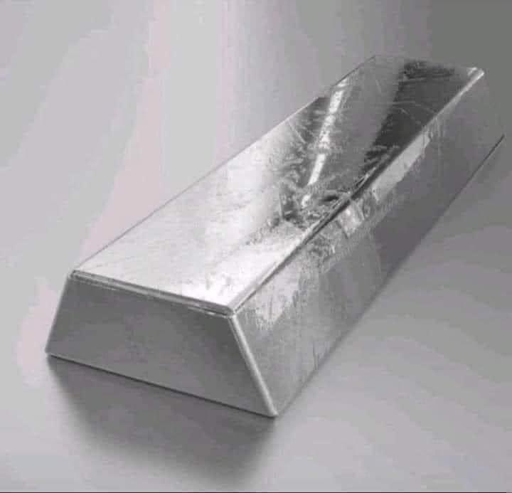 Esta es una barra de hierro de 1000 gramos. Su valor bruto ronda los 100 dólares. 

Si decides hacer herraduras, su valor aumentaría a $250. 

Si, en cambio, decidiera fabricar agujas de coser, el valor aumentaría a unos 70.000 dólares. 

Si decidiera producir resortes y