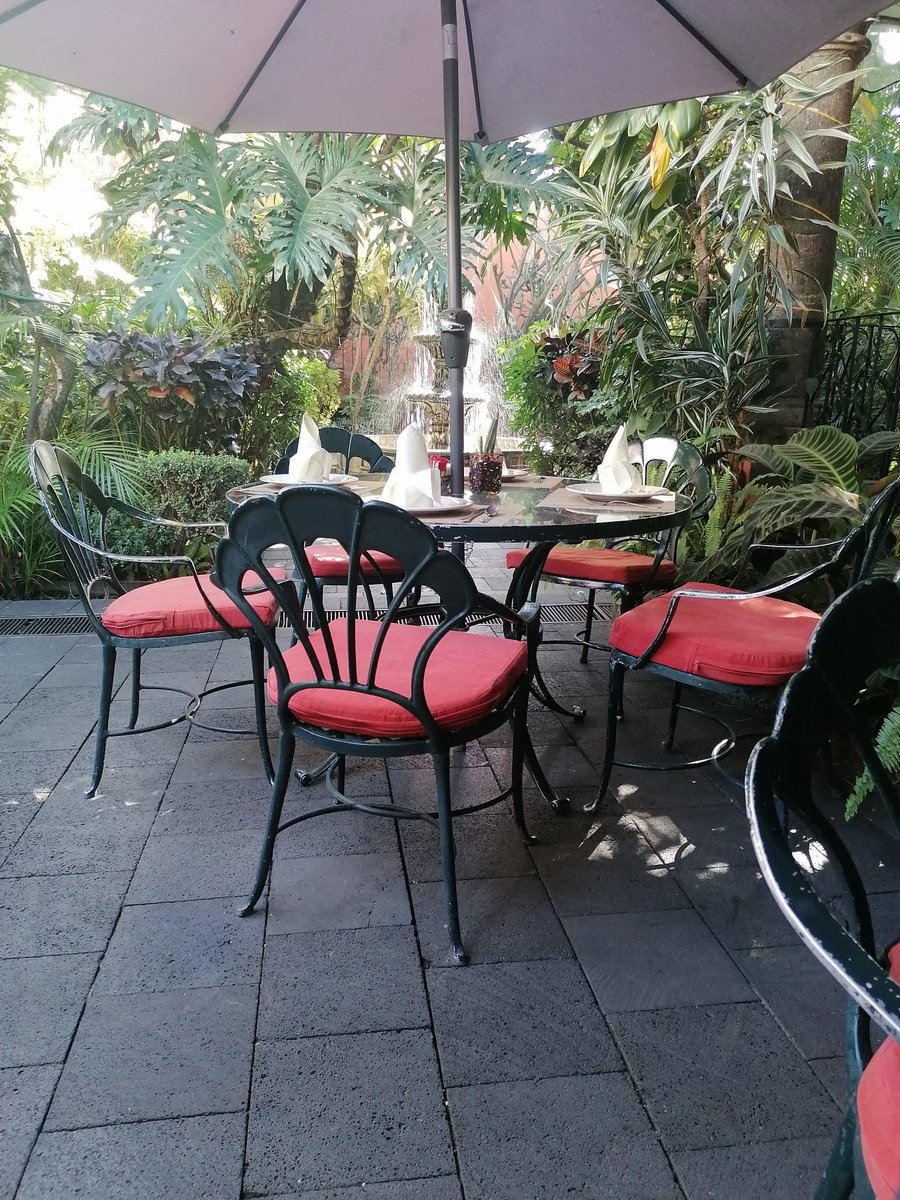 Desayunando en el centro, festejando a la cumpleañera, algún acomedido qué le quiera dar su regalote mañanero??