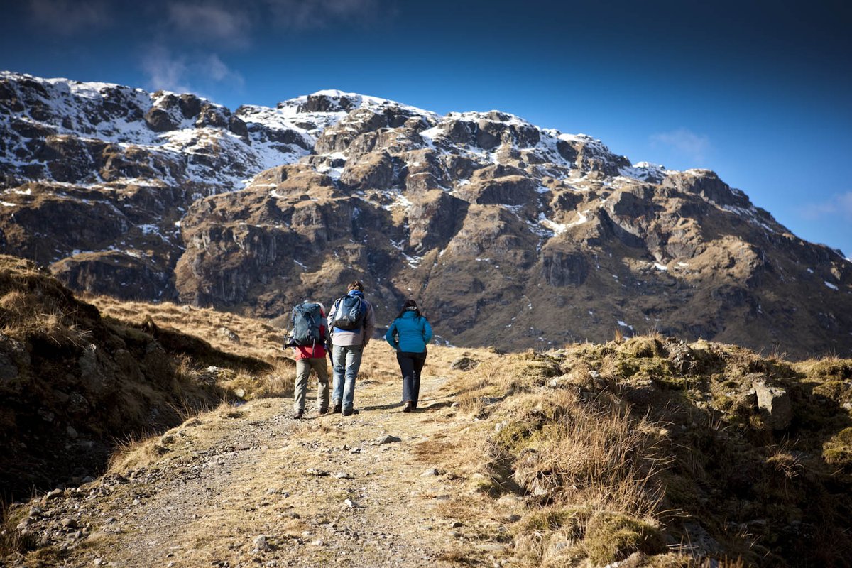 Crisp, clear days can provide idyllic winter walking scenes. But hillwalking in Scotland during the winter is a serious undertaking. Check out this previous guest blog from #MountaineeringScotland for advice: lochlomond-trossachs.org/park-authority… #ThinkWinter