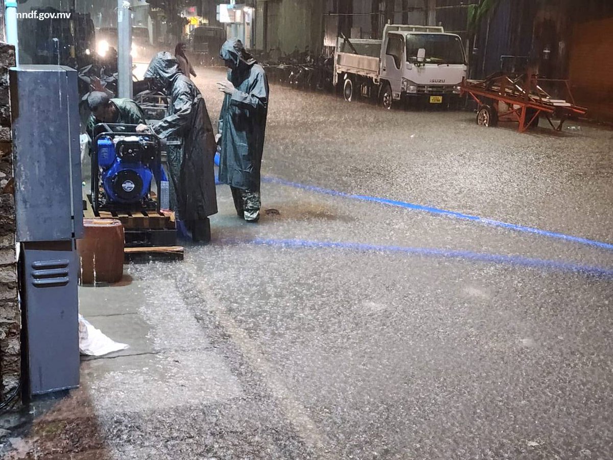 MNDF_Official's tweet image. މިހާރުވެސް ބޯކޮށް ވާރޭވެހެމުންދާތީ، މާލޭގެ މަގުތަކުގައި ހެދެމުންދާ ފެންގަނޑު ހިންދުމަށް، މާލޭގެ ނުވަ ސަރަހައްދެއްގައި ޕަންޕު ބަހައްޓައިގެން އެމްއެންޑީއެފް ފަޔަރ އެންޑް ރެސްކިޔު ސަރވިސްއިން ދަނީ ހުއްޓުމެއްނެތި މަސައްކަތް ކުރަމުން.
