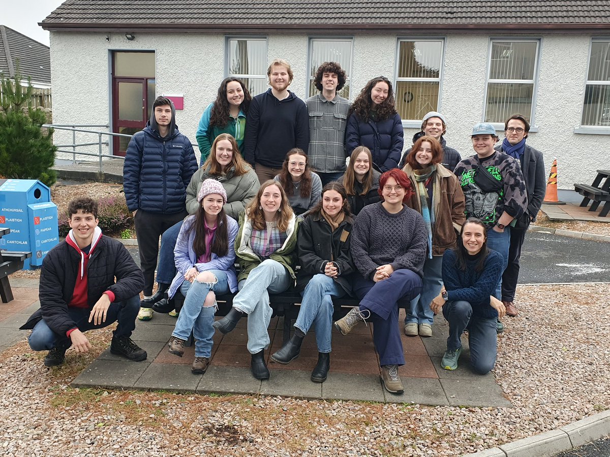 An tAcadamh, Ollscoil na Gaillimhe (@acadamhonag) on Twitter photo Mic léinn as <a href="/willamette_u/">Willamette University</a>, Oregon, SAM in éineacht lena nOllamh Tabitha Knight agus iad ag caitheamh cúpla lá in Ionad an Acadaimh, An Cheathrú Rua le blaiseadh a fháil de shaol na Gaeilge agus na Gaeltachta. Tá siad ag caitheamh seimeastar an Earraigh in Ollscoil na Gaillimhe. Mic léinn as <a href="/willamette_u/">Willamette University</a>, Oregon, SAM in éineacht lena nOllamh Tabitha Knight agus iad ag caitheamh cúpla lá in Ionad an Acadaimh, An Cheathrú Rua le blaiseadh a fháil de shaol na Gaeilge agus na Gaeltachta. Tá siad ag caitheamh seimeastar an Earraigh in Ollscoil na Gaillimhe.