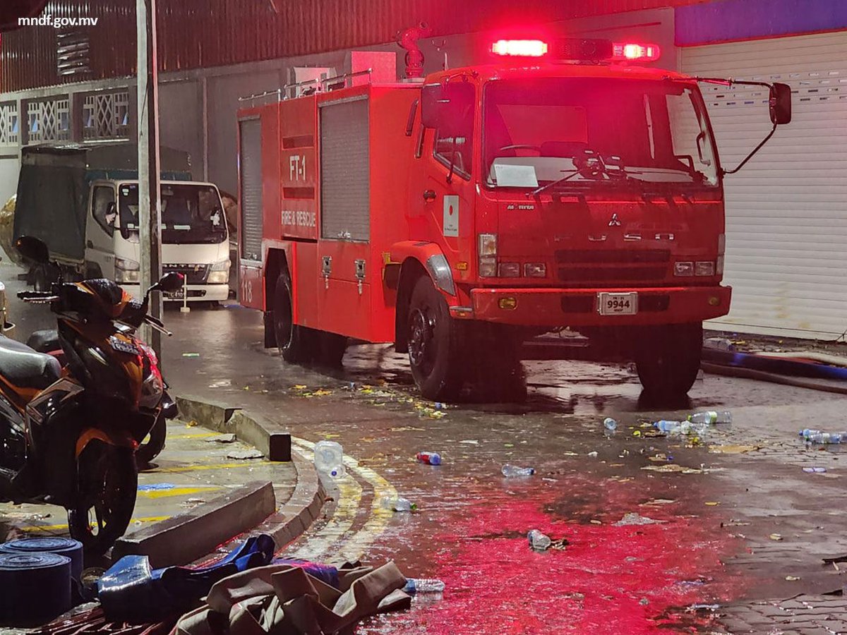 MNDF_Official's tweet image. މިހާރުވެސް ބޯކޮށް ވާރޭވެހެމުންދާތީ، މާލޭގެ މަގުތަކުގައި ހެދެމުންދާ ފެންގަނޑު ހިންދުމަށް، މާލޭގެ ނުވަ ސަރަހައްދެއްގައި ޕަންޕު ބަހައްޓައިގެން އެމްއެންޑީއެފް ފަޔަރ އެންޑް ރެސްކިޔު ސަރވިސްއިން ދަނީ ހުއްޓުމެއްނެތި މަސައްކަތް ކުރަމުން.