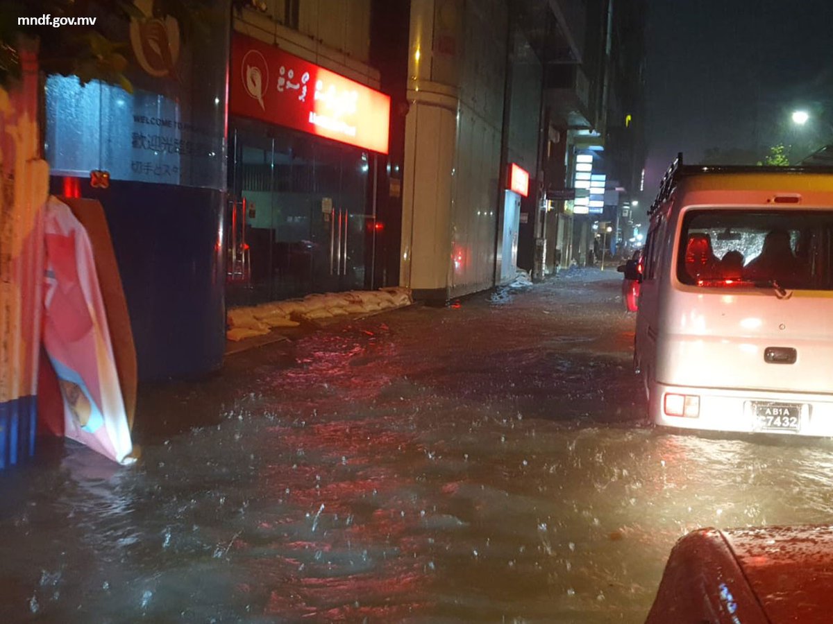 MNDF_Official's tweet image. މިހާރުވެސް ބޯކޮށް ވާރޭވެހެމުންދާތީ، މާލޭގެ މަގުތަކުގައި ހެދެމުންދާ ފެންގަނޑު ހިންދުމަށް، މާލޭގެ ނުވަ ސަރަހައްދެއްގައި ޕަންޕު ބަހައްޓައިގެން އެމްއެންޑީއެފް ފަޔަރ އެންޑް ރެސްކިޔު ސަރވިސްއިން ދަނީ ހުއްޓުމެއްނެތި މަސައްކަތް ކުރަމުން.