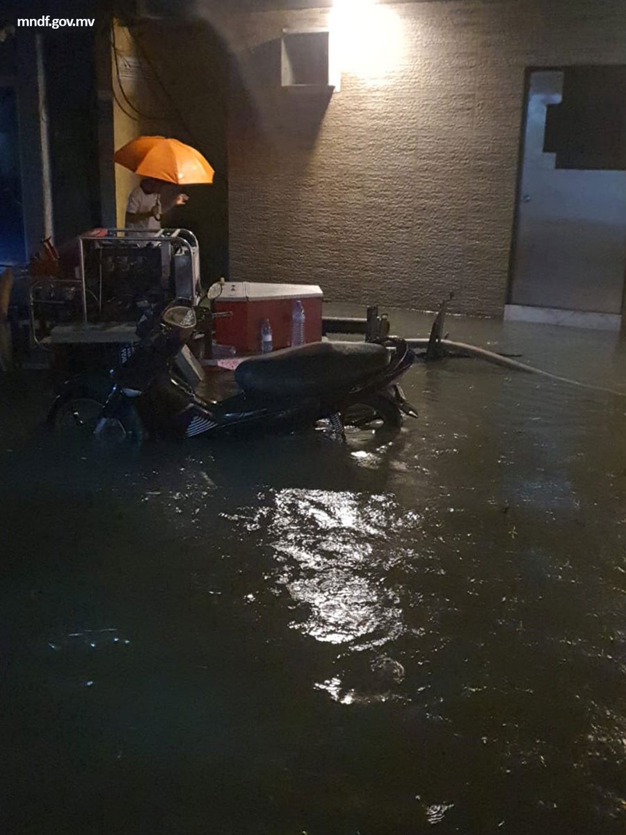 MNDF_Official's tweet image. މިހާރުވެސް ބޯކޮށް ވާރޭވެހެމުންދާތީ، މާލޭގެ މަގުތަކުގައި ހެދެމުންދާ ފެންގަނޑު ހިންދުމަށް، މާލޭގެ ނުވަ ސަރަހައްދެއްގައި ޕަންޕު ބަހައްޓައިގެން އެމްއެންޑީއެފް ފަޔަރ އެންޑް ރެސްކިޔު ސަރވިސްއިން ދަނީ ހުއްޓުމެއްނެތި މަސައްކަތް ކުރަމުން.