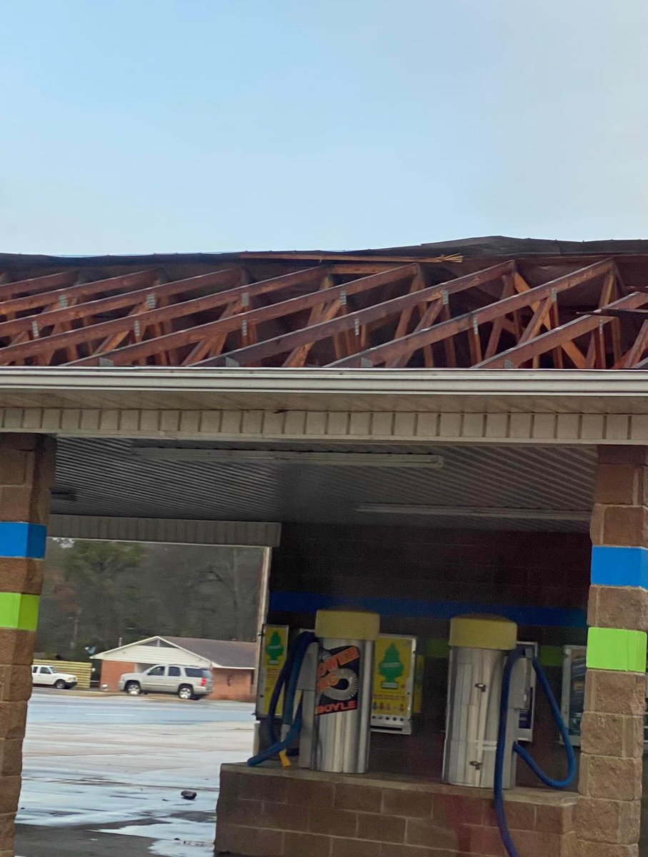 More pics from Hampton. Elementary school roof damaged, La Caretta Mexican restaurant destroyed, car wash damaged. <a href="/KATVNews/">KATV News</a> <a href="/NWSLittleRock/">NWS Little Rock</a>