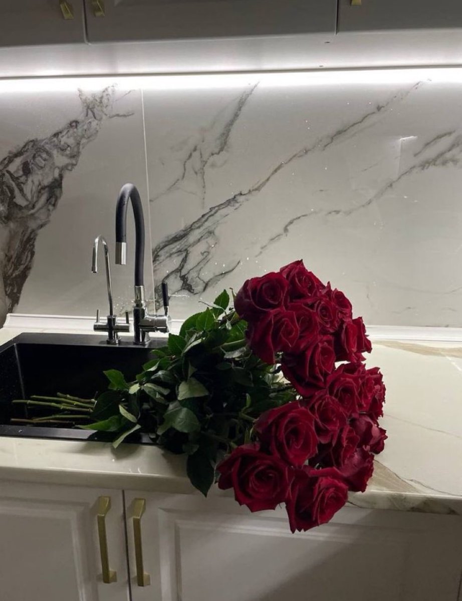 i3Moment's tweet photo. Red roses https://t.co/wnLEIxl8Av