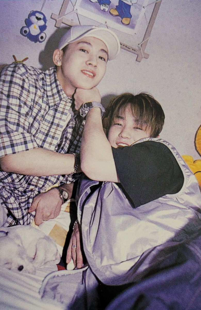 lido_hb's tweet photo. 늦었죠~~~ ㅠㅠ
눈 앞에 잡지 있어서 생각나서 찍음🥺 https://t.co/LilZADa3Gm