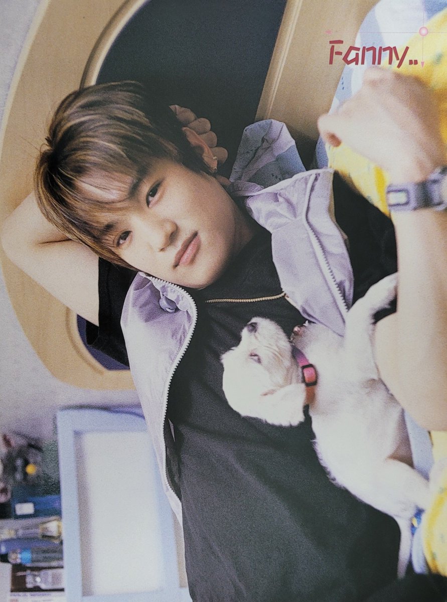 lido_hb's tweet photo. 늦었죠~~~ ㅠㅠ
눈 앞에 잡지 있어서 생각나서 찍음🥺 https://t.co/LilZADa3Gm