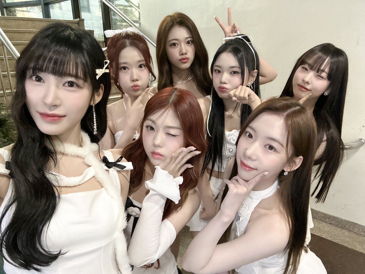 클라씨 수고했구 노출 그만 .. 근데 얼굴들이 다 너무 빛난다!! 내일은 음악중심에서 보쟈  .ᐟ 일요일은 인기가요!! ㅋㅋ