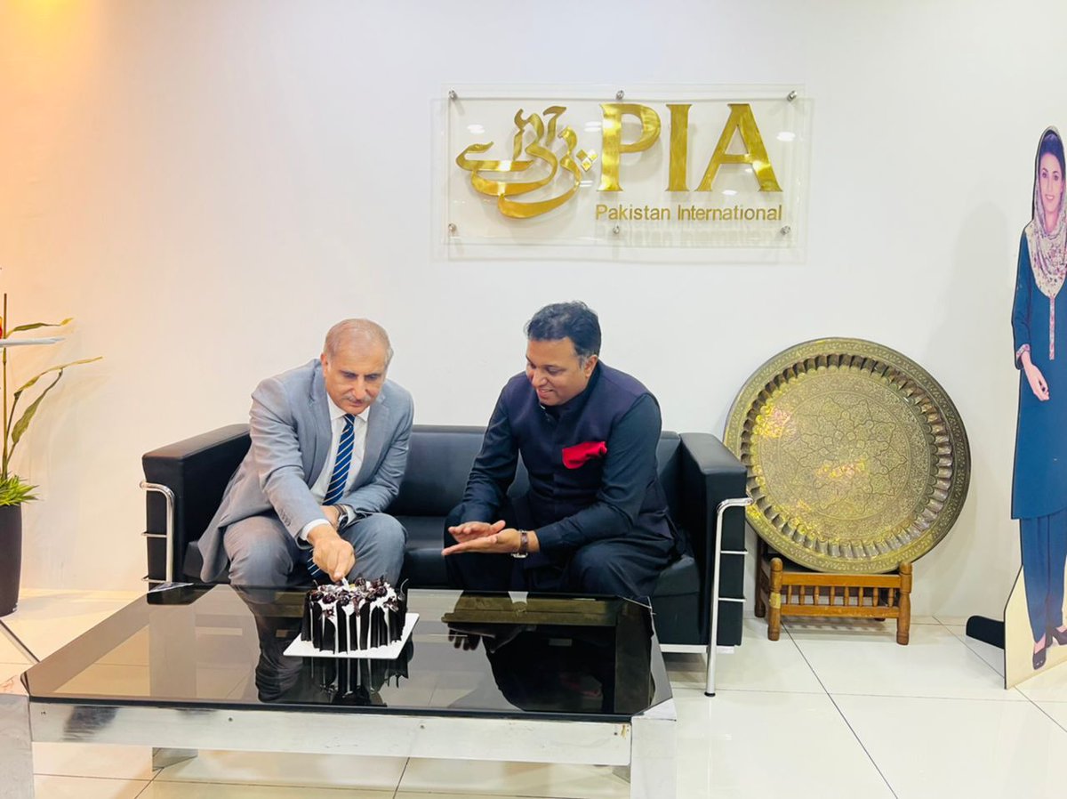 #PIA welcomed his Excellency Syed Ahsan Raza Shah (@PakinMalaysia_) to our offices in #kualalumpur. The High Commissioner appreciated the unwavering work ethic & deep commitment to expand #Pakistan's footprint in the market & strengthening the air connection between the countries