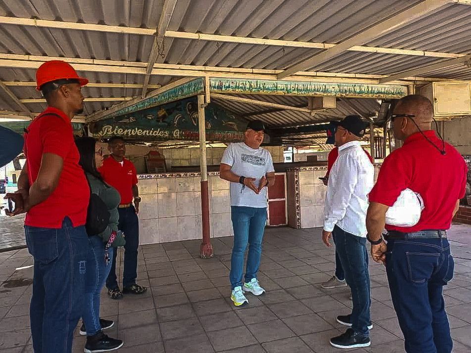 anzoateguigob's tweet photo. El presidente de @ProAnzoategui19 Antonio Guzmán por orientaciones del gobernador @luismarcanos junto  a Vicente Lárez, Gerente regional de Bolipuertos y representantes de la @covineaa inspeccionó el Puerto Eulalia Buroz de Puerto La Cruz conocido como Terminal de Ferry. https://t.co/UWuRXBbKRI