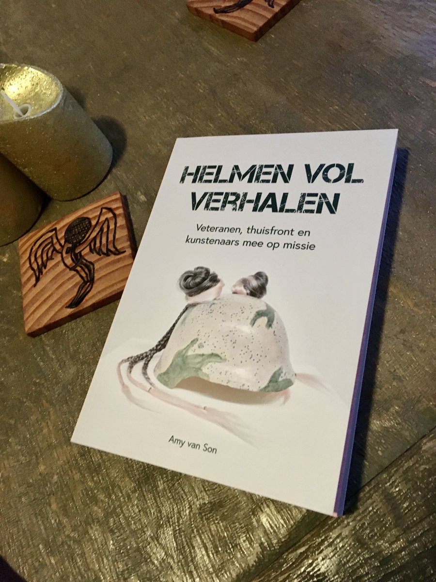 Gisteren dit indrukwekkende boek in ontvangst mogen nemen van Amy van Son. 'Helmen Vol verhalen' staat vol kunstwerken geïnspireerd op verhalen van oorlogsveteranen. Vanaf pagina 234 komt mijn kunst ook nog voorbij. Aanrader! #helmenvolverhalen