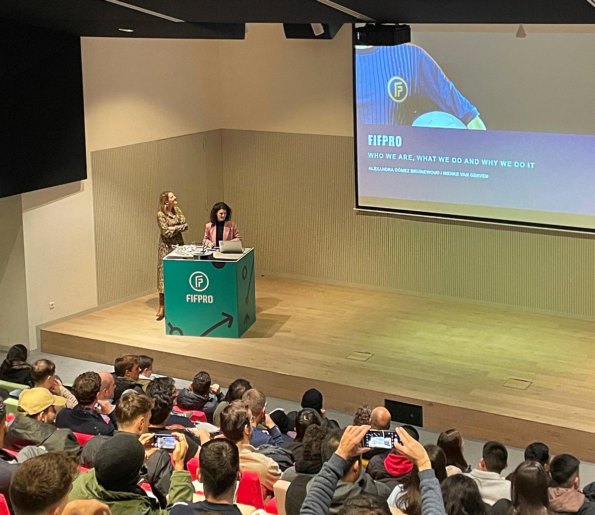 Cruyff_Inst_ES's tweet photo. ¿En qué consisten nuestros #StudyTrips?
- Visitas a los mejores clubes de la #Eredevisie, #Bundesliga o #LaLiga (#FieldTrips).
- Ponencias con expertos de la #IndustriaDeportiva.
- #Networking con los compañeros/as del Máster.
Te compartimos algunas fotos de la experiencia👇 https://t.co/DRve8fTaGQ