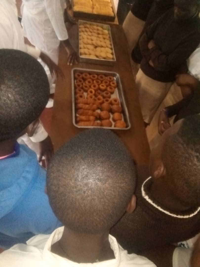 BushokiTVET's tweet photo. Muri @BushokiTVET habaye igikorwa cya Open day aho abanyeshuri biga mukigo cya G.S Nyirabirori basobanuriwe ibyo abanyeshuri biga mumashami ya Food processing ndetse na Fashion design biga ndetse n'ibyiza byo kugana amashuri y'imyuga n'ubumenyi ngiro.@RTB_Rwanda @rulindodistrict https://t.co/wcJ5Kdoe4S