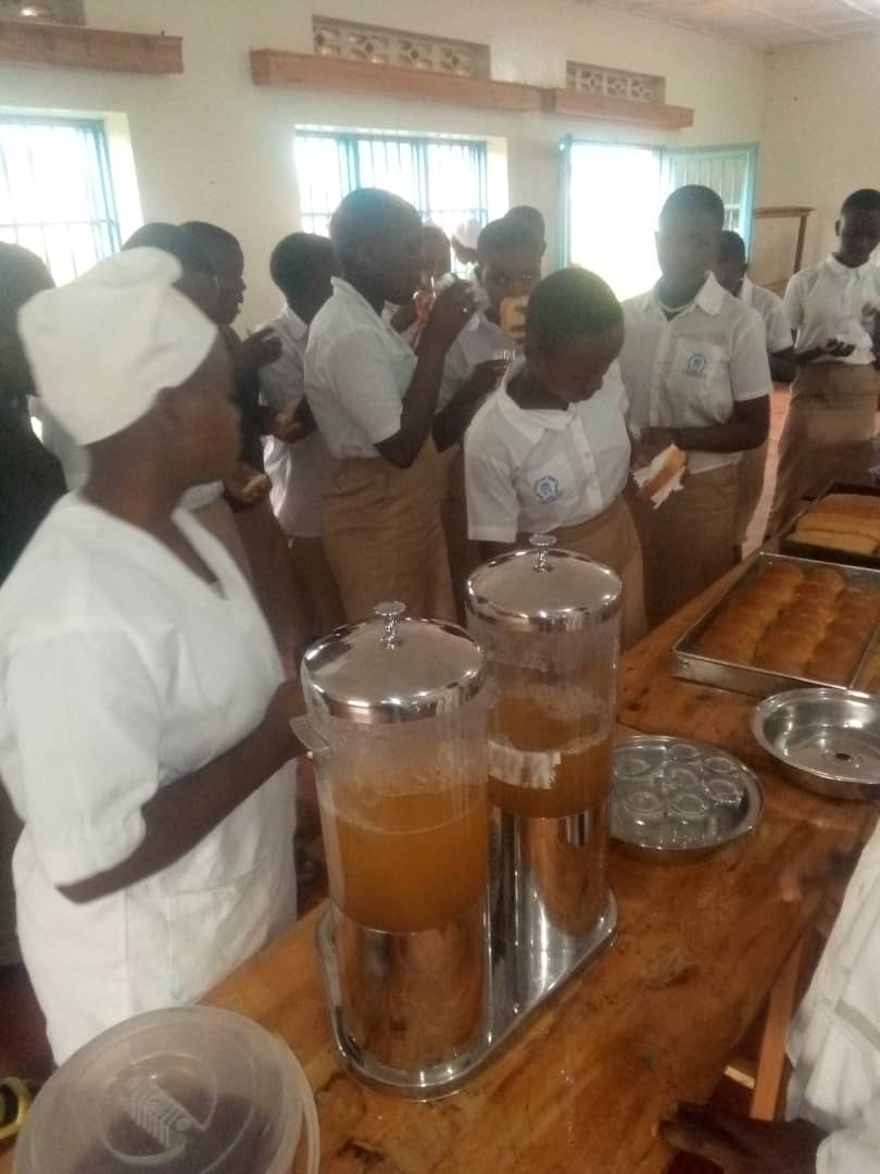 BushokiTVET's tweet photo. Muri @BushokiTVET habaye igikorwa cya Open day aho abanyeshuri biga mukigo cya G.S Nyirabirori basobanuriwe ibyo abanyeshuri biga mumashami ya Food processing ndetse na Fashion design biga ndetse n'ibyiza byo kugana amashuri y'imyuga n'ubumenyi ngiro.@RTB_Rwanda @rulindodistrict https://t.co/wcJ5Kdoe4S