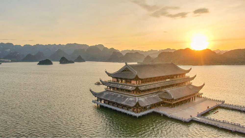 everoc's tweet photo. "🏯✨ Khám phá vẻ đẹp linh thiêng của Chùa Tam Chúc - Ngôi chùa đẹp lớn nhất Việt Nam! 🌸🙏 Nơi hội tụ giữa không gian thiên nhiên hùng vĩ và tâm linh trang nghiêm. 🌅🍃 Hãy chia sẻ những ấn tượng và trải nghiệm của bạn tại ngôi chùa này! #ChùaTamChúc #NgôiChùaĐẹp #TâmLinh"