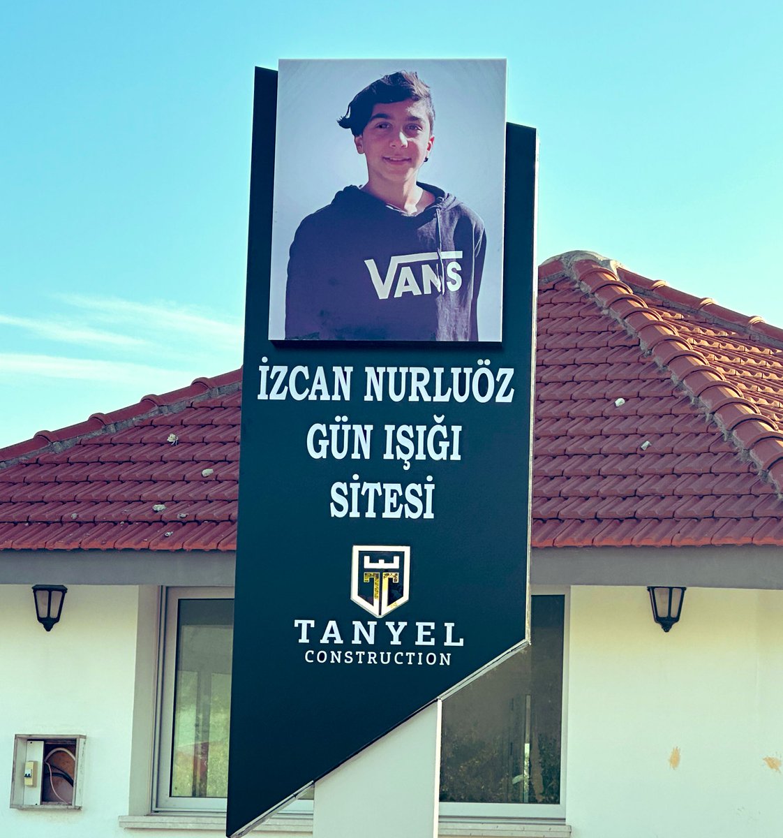 İzCAN’ımın en mutlu olduğu yerdi, sitemiz, etrafı, arkadaşları…
Arkadaşları ile saatlerce sohbetleriyle, kahkahalarla, bisikletiyle, topu ile oradaydı.
Komşularımızın İzCAN’ıydı, hepsini çok çok sevdi. Çok mutluyduk!
İzCan’ımın sesi, nefesi, kahkahası yok artık.
İsmi kaldı… 
En