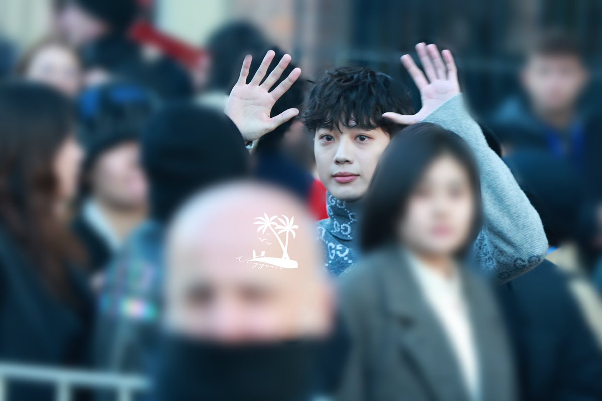 น่าร้ากกกก นี่คือควานลินทักทายคนที่จะโกนเรียกชื่ออยู่หน้างานใช่มั้ย 😊

#GucciFW24 
#LaiGuanlinxGucci
#MFW
#LAIKUANLIN #LAIGUANLIN
#라이관린 #赖冠霖 #ไลควานลิน