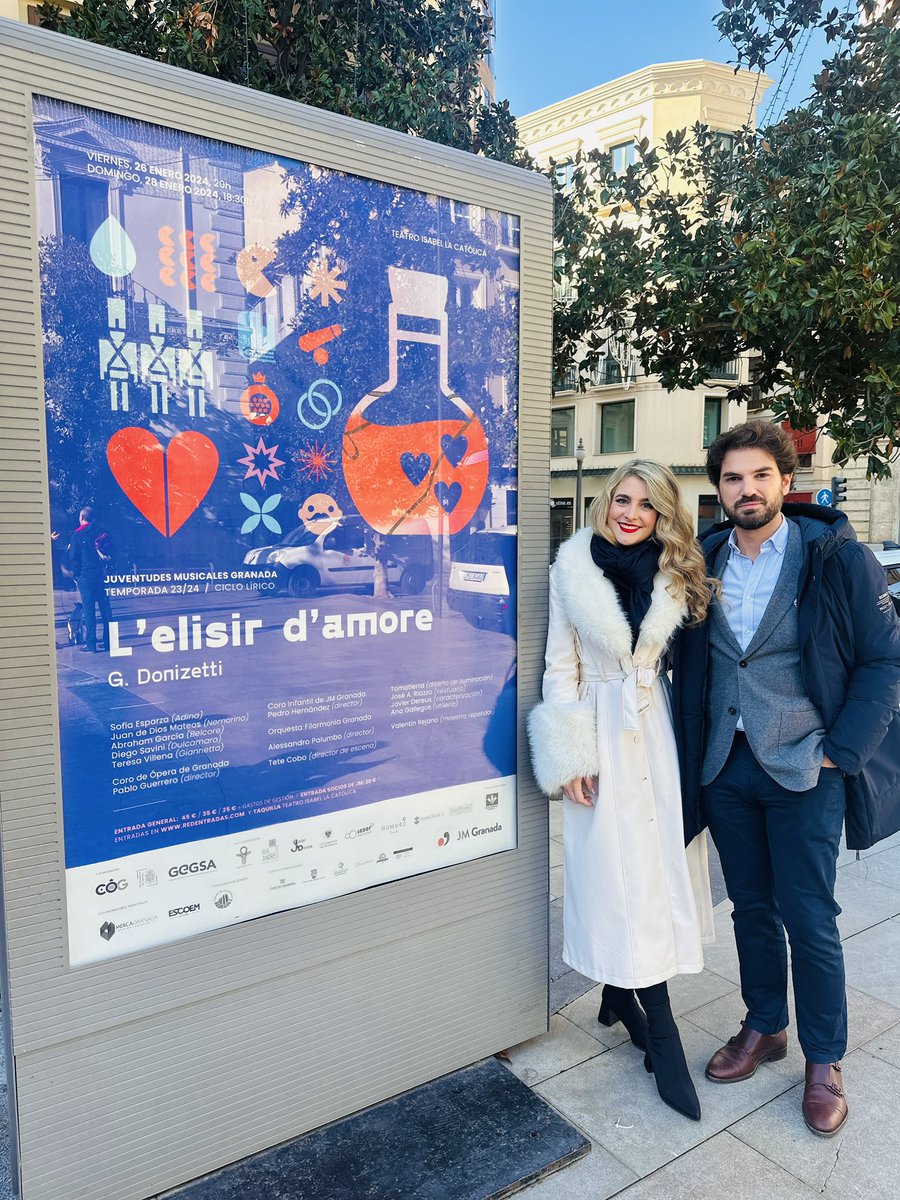 SofiaEsparza_'s tweet photo. Aprovechando los carteles que llenan  Granada con nuestro Elisir tras la rueda de prensa en el Ayuntamiento de Granada 🥰
@jjmmgranada @PabloGalvezH @JdDMateos https://t.co/1U2XPW2nAm