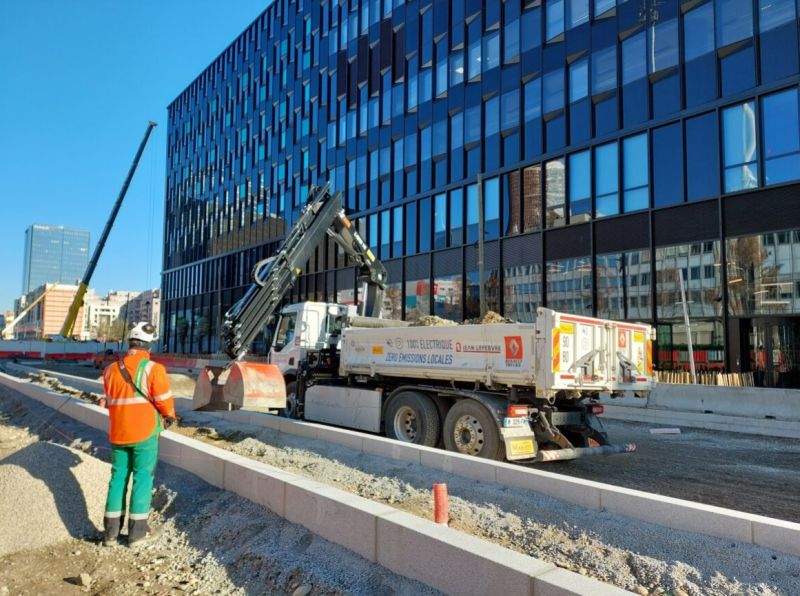 RhneAlpesPassio's tweet photo. ENTREPRISE JEAN LEFEBVRE RHONE-ALPES adopte l'utilisation de camions électriques sur ses chantiers.
Ensemble, construisons un avenir plus propre et plus vert.
SPL Lyon Part-Dieu #LapartDieu #Durabilité #Innovation #ChantierÉcologique https://t.co/25USvXHzNN