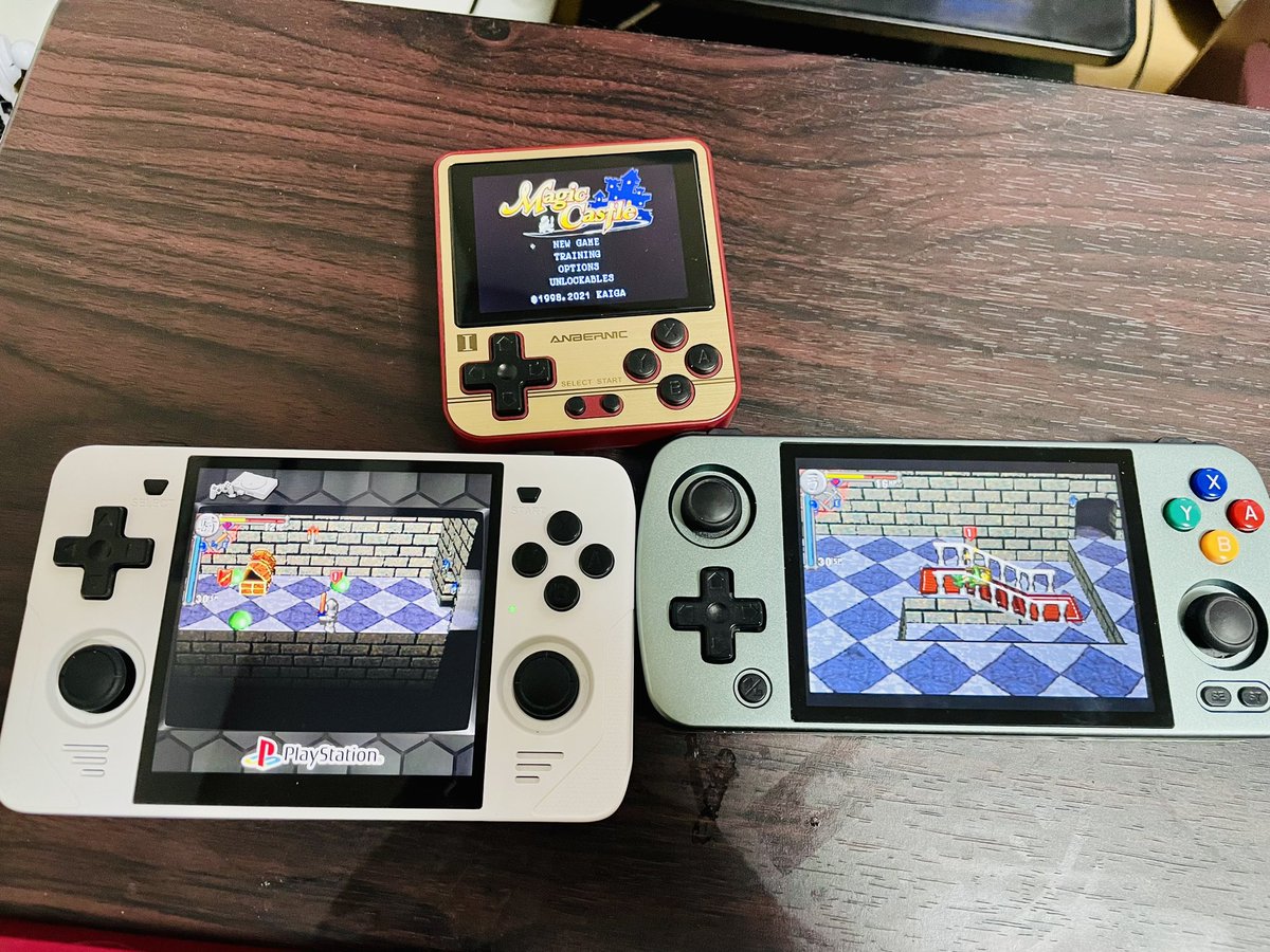 PIROWO1's tweet photo. 最近、中華ゲーム機にはまってます。
カスタムOSの換装とかが楽しくて年末年始潰れました。

#RGB30
#RG405M
#RG280V
#JELOS
#GammaOS
#GarlicOS
#AdamImage https://t.co/k1ZVIBo49S