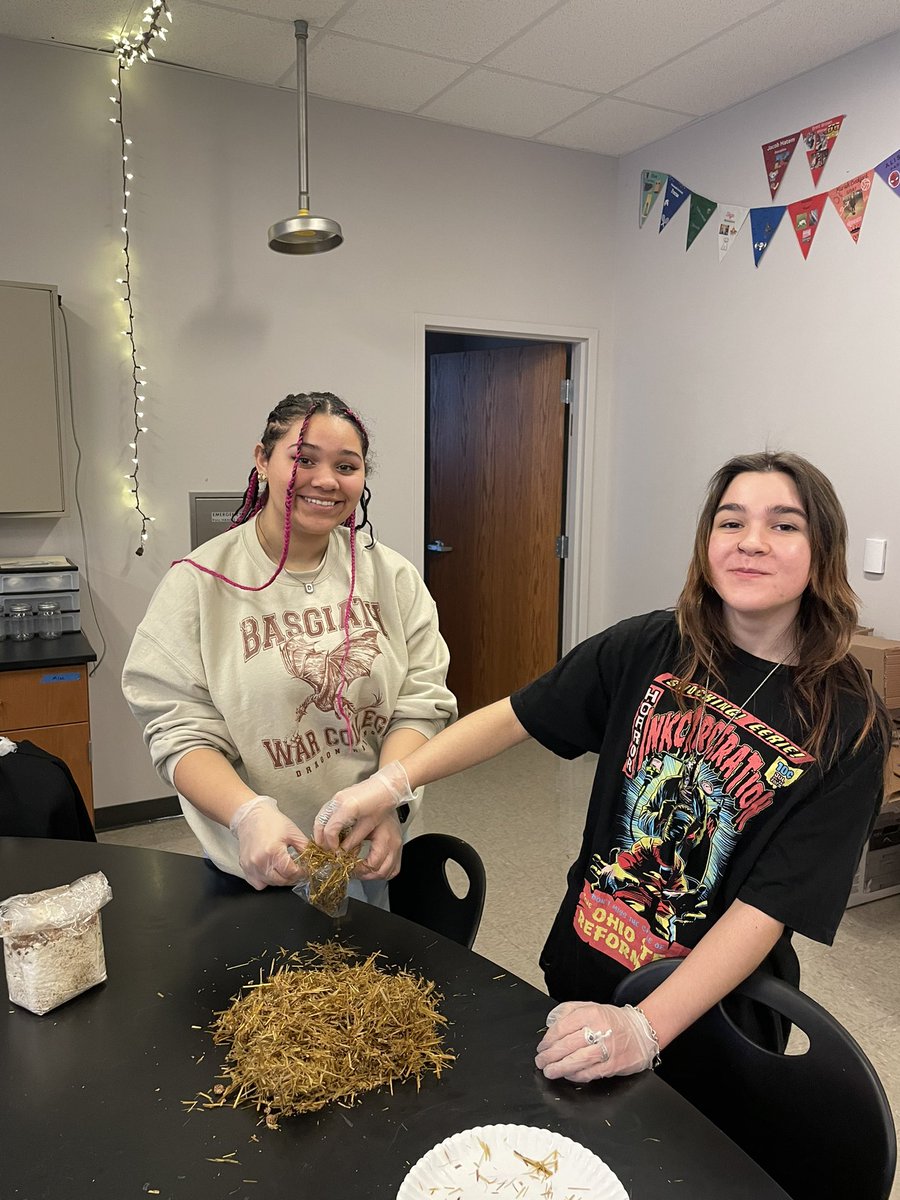 PflaumerGISA's tweet image. We are starting off the semester learning about ecosystems dynamics, with a focus on decomposers. Today, students prepared their own mushroom bags to cultivate three kinds of oyster mushrooms.
