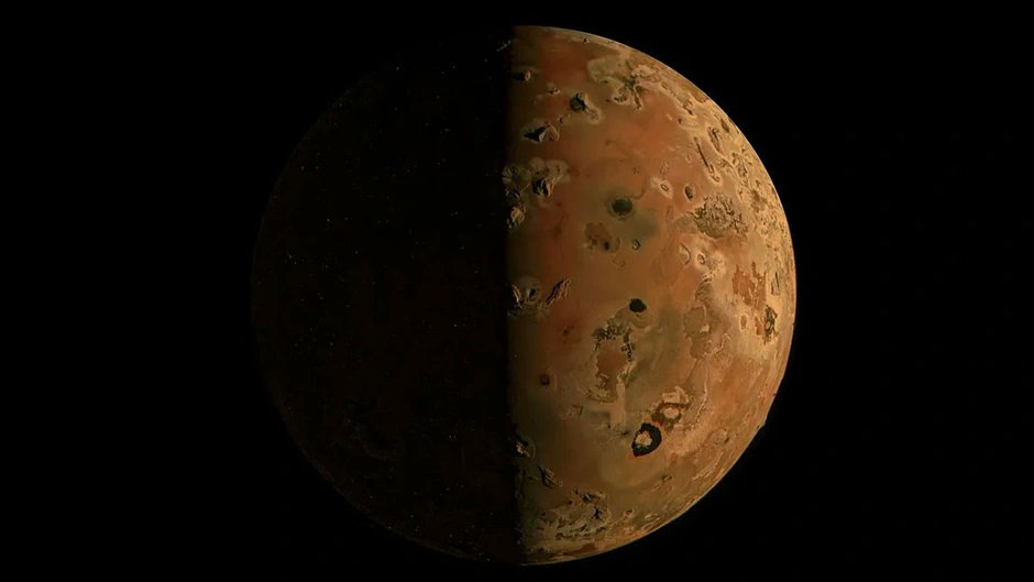 TechGuideAI's tweet image. Jüpiter'in Uydusu Io'nun En Yakın Görüntüsü.
NASA'nın Juno uzay aracı, Jüpiter'in uydusu Io'nun yüzeyinden sadece 1.500 kilometre yükseklikte geçerken, gezegenin en aktif volkanik dünyası olan Io'nun en yakın görüntüsünü çekti.
