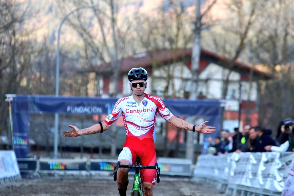 RFECiclismo's tweet photo. #CECXAmurrio24| ¡Gracias a todos por el espectáculo! Vaya forma de empezar 🔥

🥇Asturias
🥈Cantabria
🥉 Comunidad Valenciana https://t.co/7QJNZmu8e6