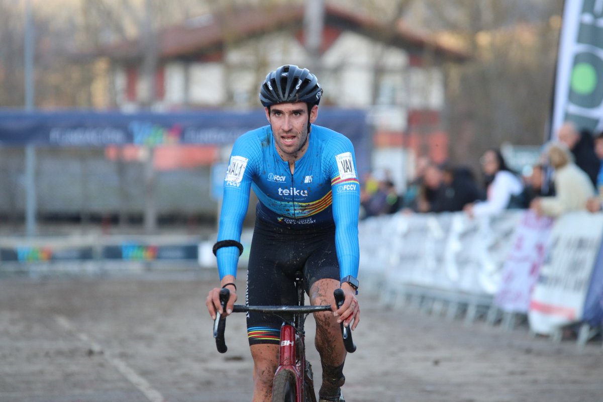 RFECiclismo's tweet photo. #CECXAmurrio24| ¡Gracias a todos por el espectáculo! Vaya forma de empezar 🔥

🥇Asturias
🥈Cantabria
🥉 Comunidad Valenciana https://t.co/7QJNZmu8e6