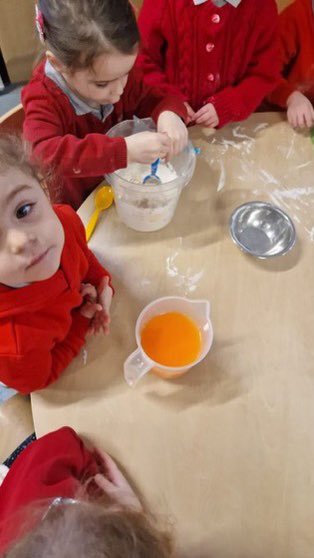 InverkipPrimary's tweet photo. Our nursery children measured, mixed and poured all the ingredients together to make some soft and squishy play dough. #sharing #takingturns #exploringtextures https://t.co/AvMUrROg1h