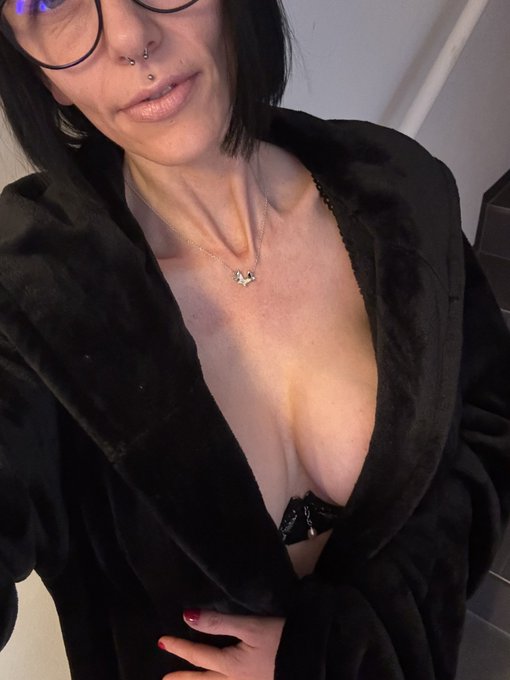 Sp&auml;ter l&uuml;fte ich meinen Bademantel 🍒 exclusiv f&uuml;r meine only und best Abonnenten &hearts;️ https://t.co/09s