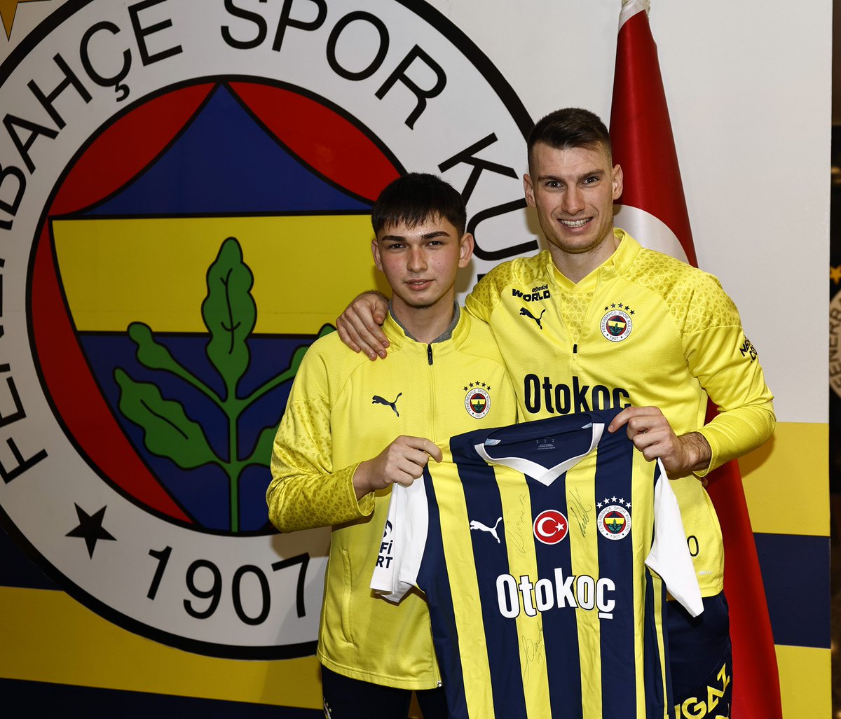 Fenerbahçe'nin Konyaspor'u 7-1 mağlup ettiği maçta üçüncü gol öncesi taca çıkan topu hızlı bir şekilde İrfan Can Kahveci'ye vererek golde pay sahibi olan Fenerbahçe U15 Takımı'nın kalecisi Yiğit Avcı, Can Bartu Tesisleri'ne gitti.

Golün ardından sevincini Yiğit Avcı ile paylaşan