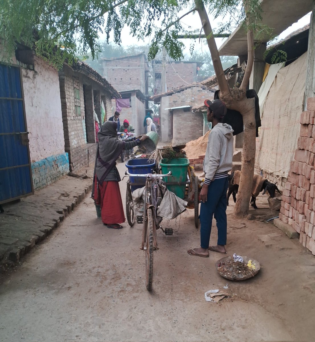 LsbaSamaspur's tweet photo. स्वच्छ भारत मिशन ग्रामीण एवं लोहिया स्वच्छ बिहार अभियान केतहत समसपुर पंचायत केसभी वार्डों को स्वच्छ और सुंदर बनाने केलिए घरों से कचरे का उठाओ करते हुए स्वच्छता कर्मी।
@NitishKumar @yadavtejashwi @Shrawon_Nalanda @Rahulkumar_IAS @SwachhBihar 
#SbmGramin  #Lsbakhagaria 
@KhagariaDm https://t.co/j3ywPisjTO